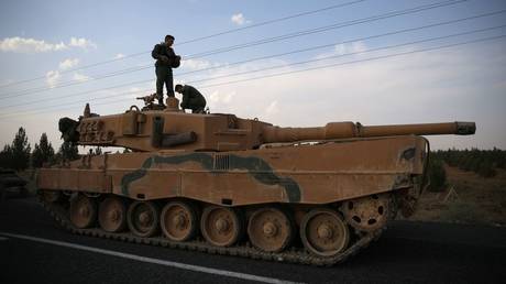Turkish soldiers stand atop of a tank. © Reuters / Stoyan Nenov