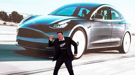 Tesla Inc CEO Elon Musk dances onstage during a delivery event for Tesla China-made Model 3 cars in Shanghai, China January 7, 2020. © REUTERS / Aly Song