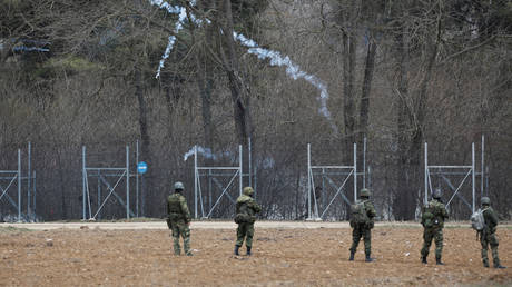 Soldiers walk near the Turkey's Pazarkule border crossing, in Kastanies, Greece, March 4, 2020. © Reuters / Florion Goga