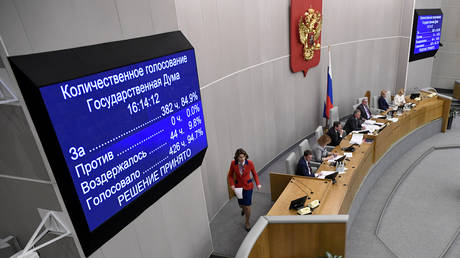 A screen shows the results of the vote on the constitutional reform bill in the second reading during a session of the State Duma, Russia's lower house of parliament, in Moscow on March 10, 2020. © AFP / Alexander NEMENOV