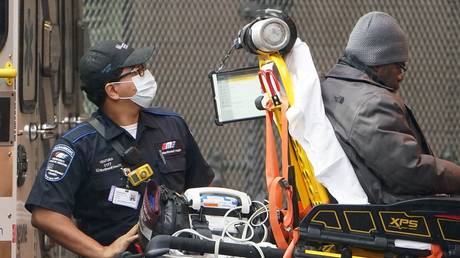 A paramedic wheels a patient into hospital following the outbreak of coronavirus disease (COVID-19), in the Manhattan borough of New York City onMarch 23, 2020. © Reuters / Carlo Allegri