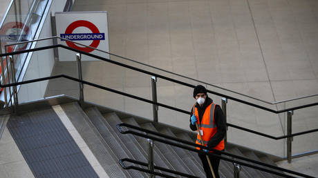 A worker cleans at Waterloo station ©  REUTERS / HANNAH MCKAY
