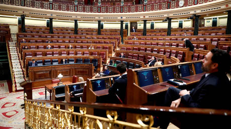 Spanish PM Pedro Sanchez sits in an almost empty chamber before a session to explain coronavirus disease outbreak, at Parliament in Madrid, March 18, 2020. © Reuters / Maridcal / Pool