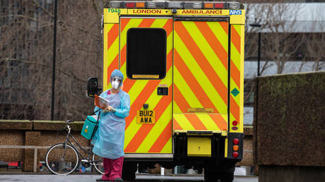 Hospital staff in full protective gear and testing kit at the back of an ambulance a St Thomas’s Hospital, London © Global Look Press / Alex Lentati