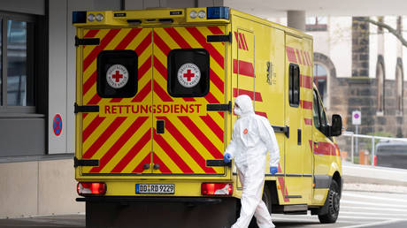 An ambulance arrives with a coronavirus infected patient from Italy for further treatment at the University Hospital in Dresden, Germany March 26, 2020. © REUTERS/Matthias Rietschel