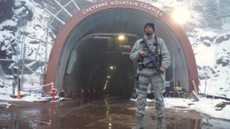 An airman stands guard at an entrance to the Cheyenne Mountain complex in Colorado © YouTube / AirmanMagazineOnline