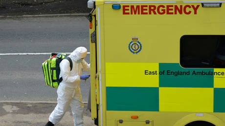 A paramedic in Cheshunt, UK, as the spread of the coronavirus disease continues. © REUTERS/Mark Hartnell