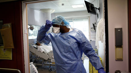 Medical staff, wearing protective suits and face masks, work at the intensive care unit for Covid-19 patients at Ambroise Pare clinic in Neuilly-sur-Seine near Paris, France. April 1, 2020. © Reuters / Benoit Tessier