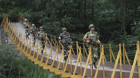 FILE PHOTO: Indian Border Security Force (BSF) soldiers patrolling near the Line of Control (LoC) © Reuters / Mukesh Gupta