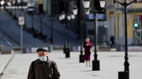 A man wearing a protective face mask walks along the street, as the spread of the coronavirus disease (COVID-19) continues, in Moscow, Russia April 10, 2020. © REUTERS/Shamil Zhumatov