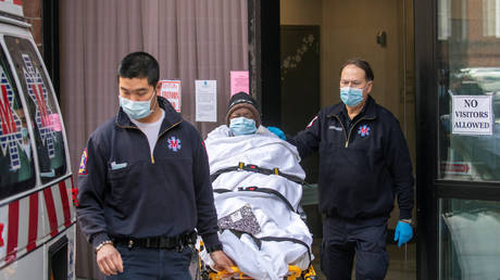 Medics roll out a nursing home patient during Covid-19 crisis in Brooklyn, NY © REUTERS/Lucas Jackson