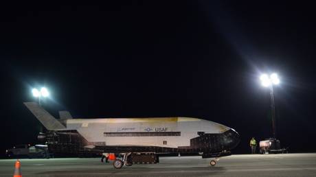 The Air Force’s X-37B Orbital Test Vehicle Mission 5 successfully landed at NASA’s Kennedy Space Center Shuttle Landing Facility Oct. 27, 2019.  © US Air Force / Jeremy Webster