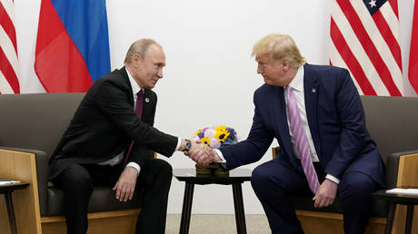 FILE PHOTO: Vladimir Putin and President Donald Trump shake hands during a bilateral meeting in Osaka © Reuters / Kevin Lamarque