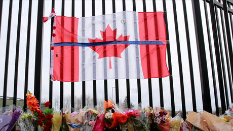 A memorial created outside the Royal Canadian Mounted Police headquarters, in Dartmouth, Nova Scotia, Canada April 20, 2020. © REUTERS/John Morris