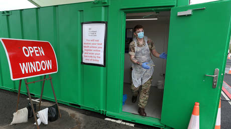 A soldier assists at a Covid-19 testing center in Glasgow amid the coronavirus outbreak. © Pool via REUTERS / Andrew Milligan