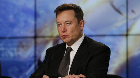 FILE PHOTO: SpaceX founder and chief engineer Elon Musk at a news conference at the Kennedy Space Center in Florida, U.S. January 19, 2020 © Reuters / Joe Skipper
