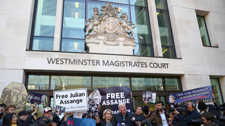 Impartial trial? UK judge brands Julian Assange ‘narcissist’ in courtroom