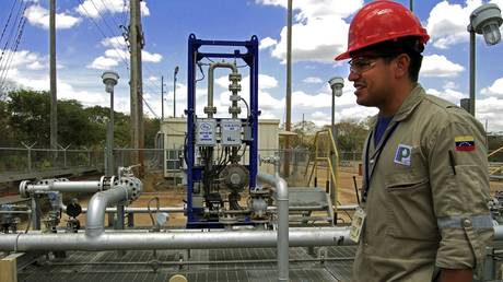 وینزویلا میں تیل  کی پیداوار اس مہینے کی کم ترین سطح تک گر گئ- اقتصادی بحران اور پابندیاں انڈسٹری کو تنہا کر رہی ہیں