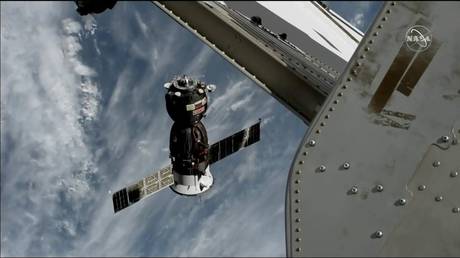 بین الاقوامی سپیس سٹیشن میں چھ ماہ گزارنے کے بعدسویوز خلائ جہاز کی تین خلابازوں سمیت زمین پر کامیاب واپسی