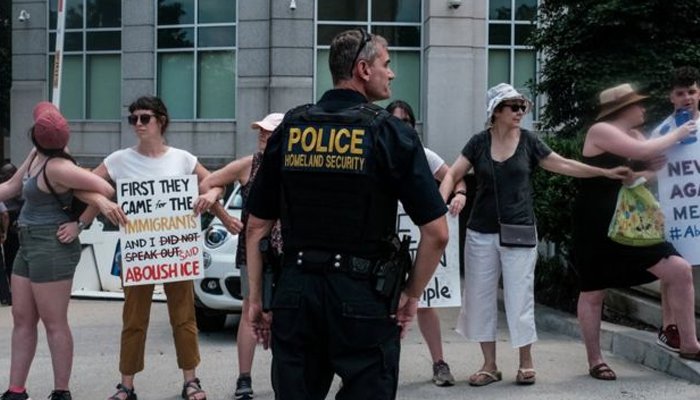 امریکہ تارکین وطن کی فوری بے دخلی کے لیے نئے  قوانین متعارف کروائے گا