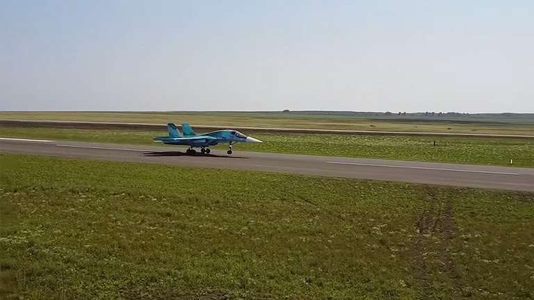 سپرسونک ایس یو 34 لڑاکا طیارے اور انڈر 26 روسی شاہراہوں پر ۔