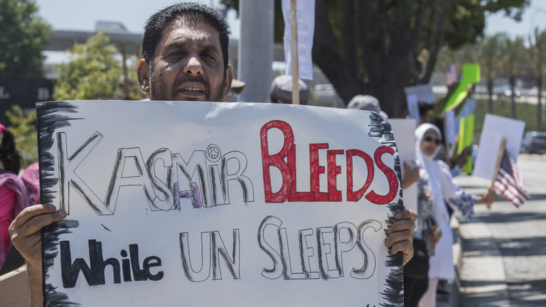 کشمیر کے بحران پر دنیا کی خاموشی ہٹلر کو راضی کرنے کے مترادف ہے۔پاکستانی وزیراعظم عمران خان