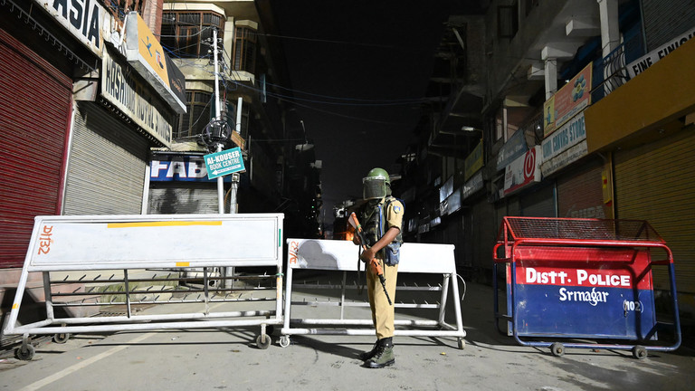بھارت کی طرف سے کشمیر کی خودمختاری کے خاتمے کے خلاف ‘ہر ممکن آپشنز’ استعمال کریں گے۔پاکستان