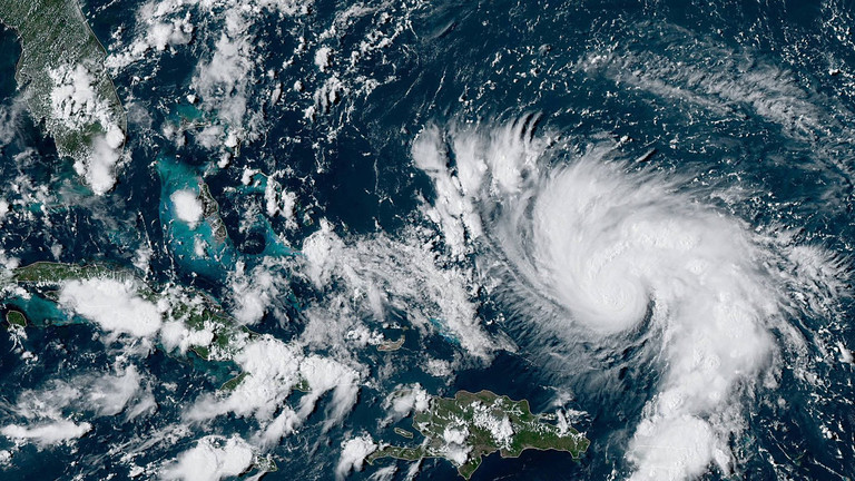 ٹھنڈی خلیج میں بے قابو عفریت۔ ٹرمپ کا سمندری طوفان سےبچنے کے لیے لوگوں کو فلوریڈا چھوڑنے کا حکم