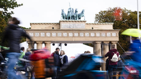No more US soldiers at Checkpoint Charlie: Berlin authorities ban actors over tourist harassment claims