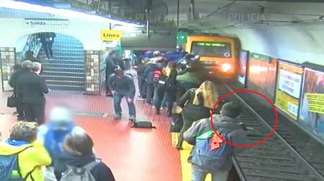 Right on time: Transit worker saves fallen passenger in breathtaking rescue (VIDEOS)