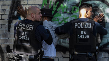Cars smashed & police pelted with stones as squatters riot in Berlin (VIDEO)