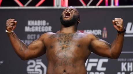 Lean on me: Kelvin Gastelum makes weight for UFC 244, but appears to LEAN on coach to hit his mark (VIDEO)