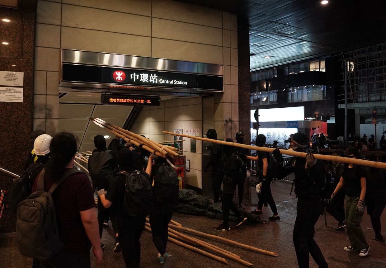 Tear gas, water cannons, fuel bombs & barricades as protesters clash with police in Hong Kong