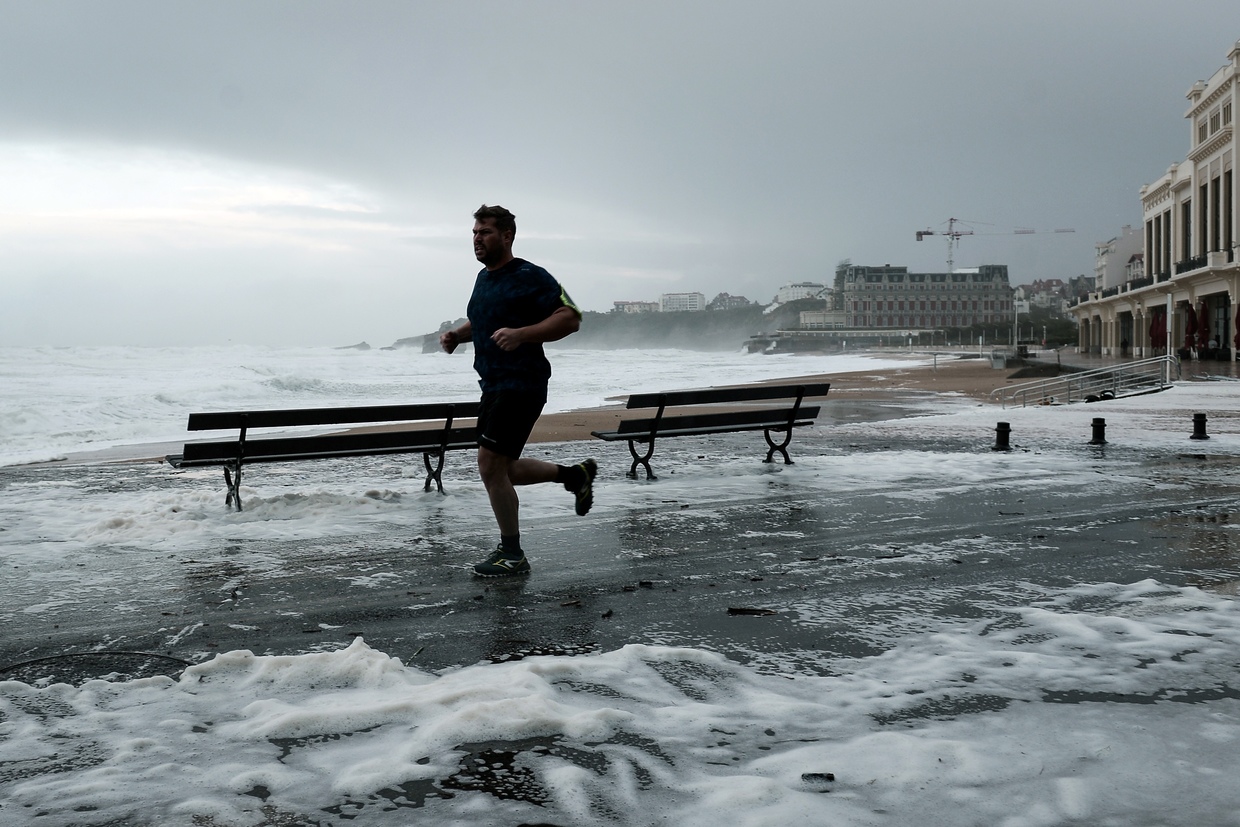 Waves of destruction: 140,000 homes left without power as massive storm batters coast of southern France (PHOTOS, VIDEOS)