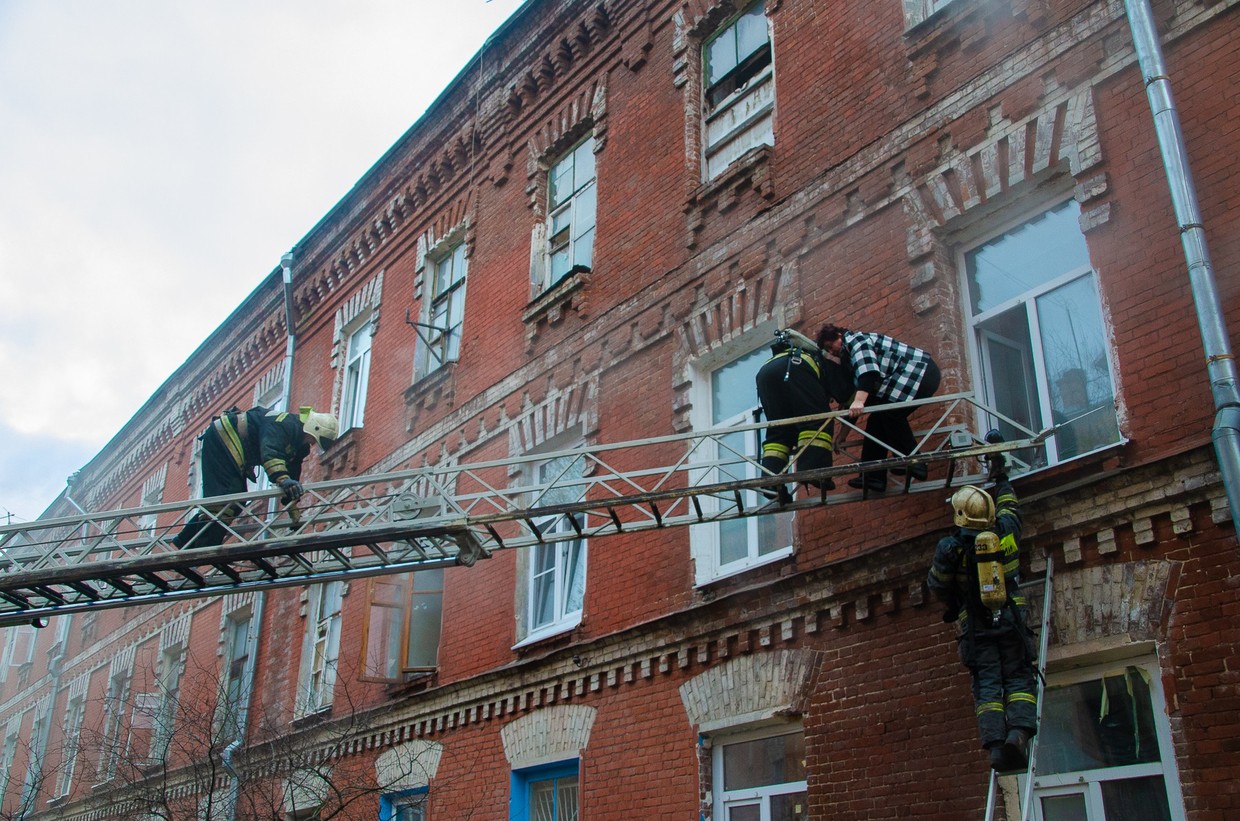 No-one left behind: Firefighter gives oxygen to CAT to bring it back from BRINK OF DEATH after smoke poisoning