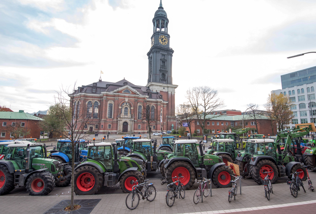 ‘No farm, no food, no future!’: Farmers clog traffic in Hamburg with 4,000 tractors, reject ‘scapegoating’ by govt (VIDEO)