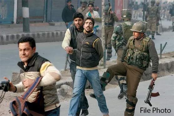 مقبوضہ کشمیرمیں بھارتی سپاہیوں کا احتجاج کی کوریج کرنیوالے 2 صحافیوں پر تشدد۔ موبائل فون چھین لیے