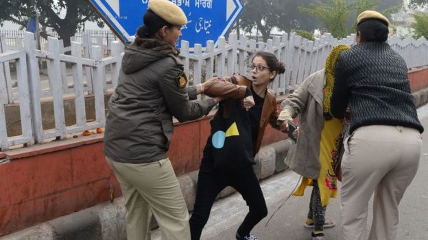 بھارت میں متنازع قانون کےخلاف متعدد ریاستوں میں احتجاج جاری، پولیس فائرنگ سے 3 شہری ہلاک، درجنوں زخمی