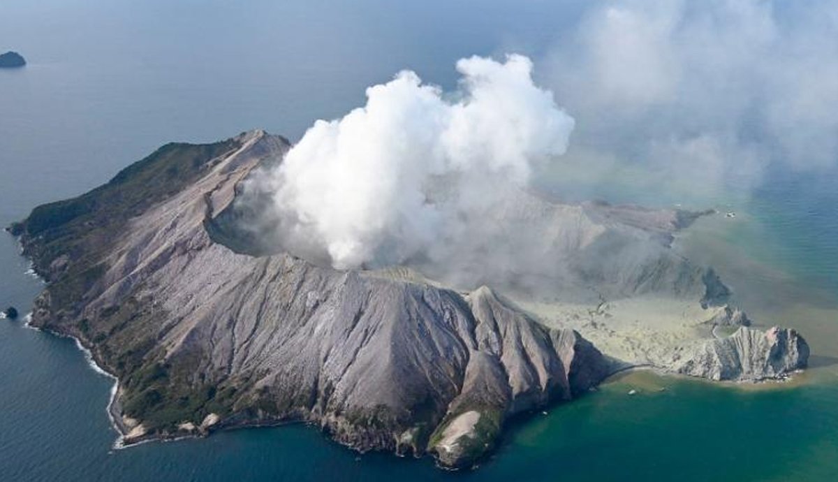 نیوزی لینڈ میں آتش فشاں پھٹنے سے 16 سیاح ہلاک، 6 کی لاشیں نکال لی گئیں