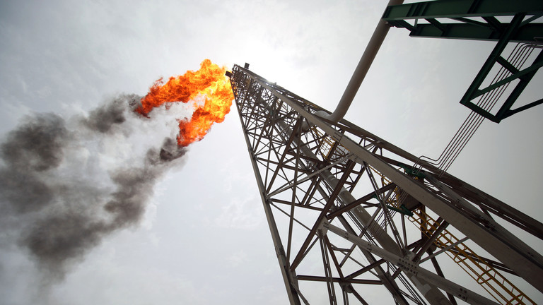 عراق کے دیوہیکل تیل کے میدانوں میں سپر پاورز کی لڑائی