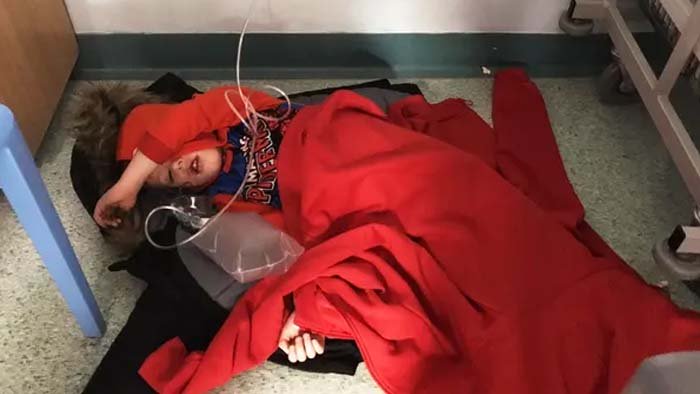 انگلینڈ میں اسپتال کے فرش پر بچےکا علاج، تصویر الیکشن مہم پر چھا گئی