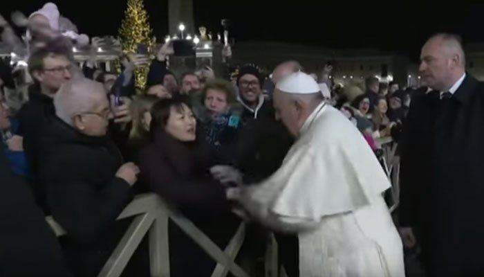 پوپ فرانسس سے خاتون کی بدتمیزی ۔ پوپ نے ہاتھ جھٹک کرغصے کا اظہارکردیا