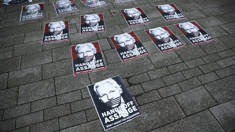 میں آہستہ آہستہ یہاں مر رہا ہوں‘    برطانیہ کی جیل سے جولین اسانج کی دوست سے فون پر بات