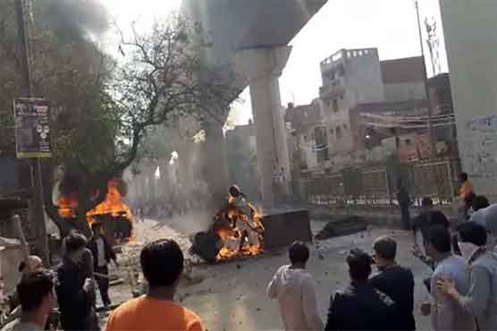 نئی دہلی میں حالات کشیدہ، ڈونلڈ ٹرمپ کی آمد سے قبل ہنگامے پھوٹ پڑے، پولیس اہل کار ہلاک