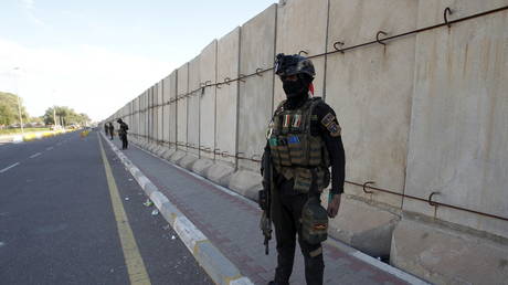 FILE PHOTO: Iraqi security forces stand guard near the gates of Baghdad's heavily fortified Green Zone  © REUTERS/Khalid al Mousily