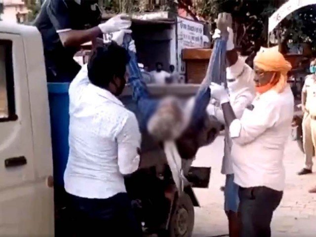 بھارت میں مسلمان کی لاش کی بے حرمتی: کچڑے کی گاڑی میں ڈال کرلے جایا گیا