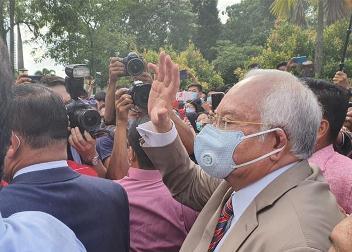 ملائیشیا کے سابق وزیراعظم کو 12 سال قید، 5 کروڑ ڈالر جرمانہ