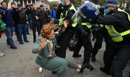 لندن پولیس کا کووڈ19 تالہ بندی کے خلاف مظاہرہ کرنے والے شہریوں پر تشدد