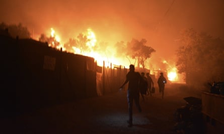 یونان: تارکین وطن کی خیمہ بستی میں آگ سے ہزاروں متاثر، انتظامیہ نے مزید پولیس تعینات کر دی