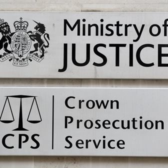 جیلوں میں وباء پھیلنے کا خوف: برطانیہ میں عدالتیں جنسی جرائم اور تشدد میں ملوث مجرموں کو بھی کم سزا دے رہی ہیں